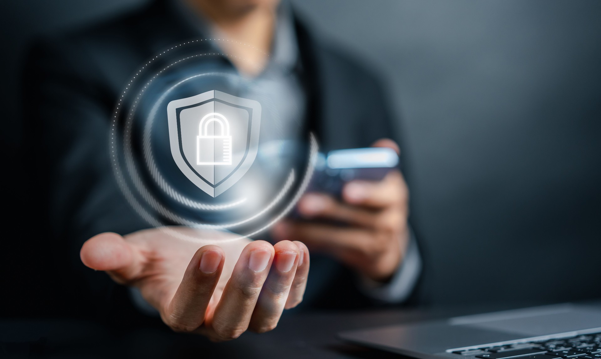 Usuario fuera de casa recibiendo alertas del sistema de alarma en su celular  Familia en aeropuerto monitoreando su hogar desde la app de Prosegur  Profesional en oficina verifica cámaras del hogar en tiempo real  Notificación de apertura de puerta mientras el propietario está fuera